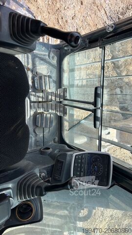 Kāpurķēžu ekskavators Hyundai HX520AL