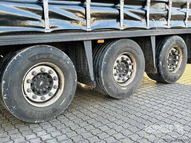 Naczepa otwarta z plandeką Schmitz Cargobull Curtainsider Mega Getränke