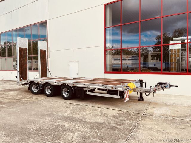 Low loader trailer Möslein TT 31  31 t GG Tridem- Tieflader 3 Achs, gelenktNeufahrzeug