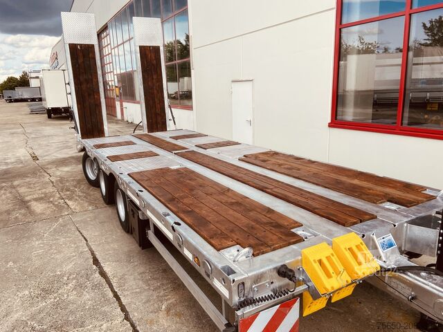 Low loader trailer Möslein TT 31 31 t GG Tridem- Tieflader 3 Achs, gelenktNeufahrzeug