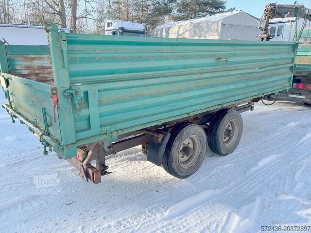 Remolque de plataforma baja Blomenröhr Zentralachs Kippanhänger mit Rampen