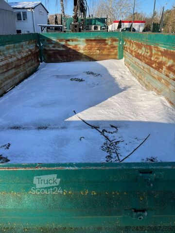 Remolque de plataforma baja Blomenröhr Zentralachs Kippanhänger mit Rampen