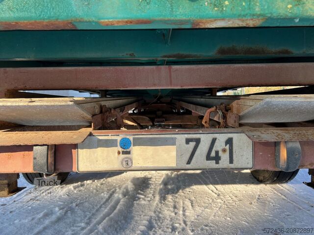 Remolque de plataforma baja Blomenröhr Zentralachs Kippanhänger mit Rampen