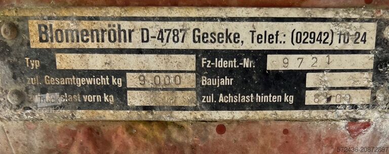 Remolque de plataforma baja Blomenröhr Zentralachs Kippanhänger mit Rampen