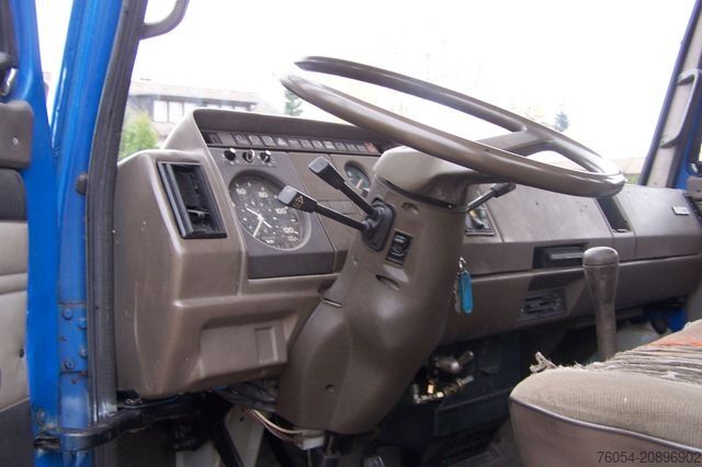 Ciężarówka z płaską platformą IVECO FIAT