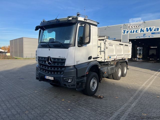 Üç taraflı damperli kamyon MERCEDES-BENZ Arocs 2651 K 6x4 Meiller Trigenius Bordmatik