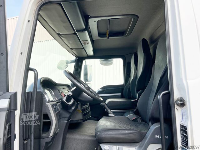 Camion caisson MAN TGL 12.250/340 4X2 BL TGL 12.250/340 4X2 BL mit Dhollandia LBW, 42 cbm