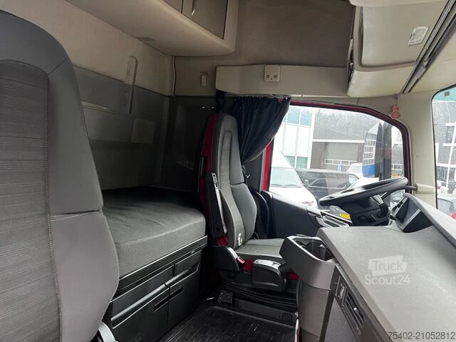 Standard tractor Volvo FH 13.420 Globetrotter / Mega / 2x Tank