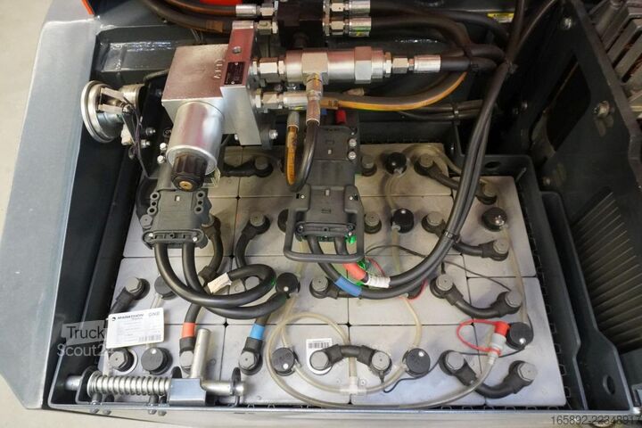 رافعة شوكية رباعية الاتجاهات Combilift CBE3000