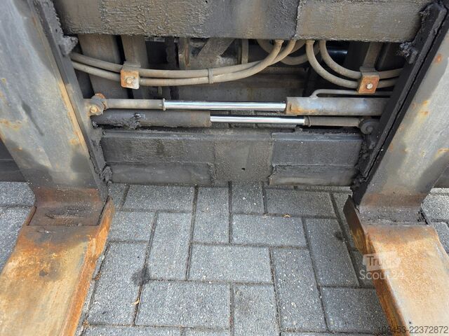 Chariot élévateur frontal MOFFETT M4 25.3 Mitnahmestapler 4 x 4 erst 384 Std.
