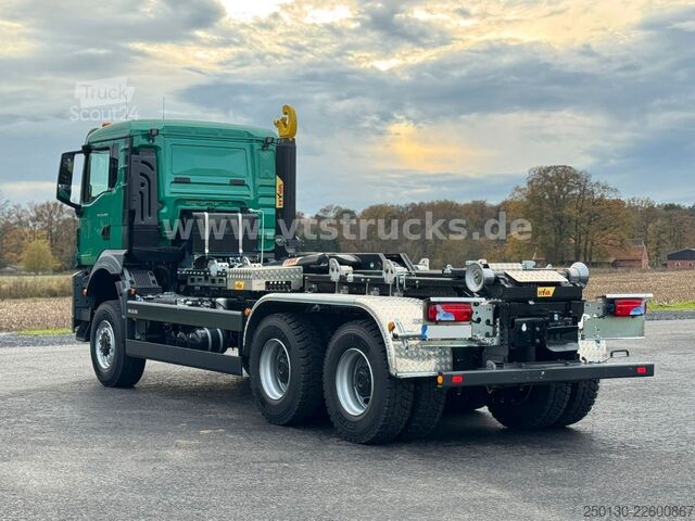 Tovornjak s kavljem za kontejnerje MAN TGS 33.480 6x6 BL HYVA 26-55-S AK *NEU*