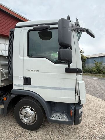 Třístranná sklápěcí dodávka MAN TGL 8.250K Kipper / AHK / Frontschaden