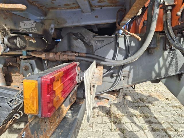 Camion con pianale e gru Mercedes-Benz Atego 818