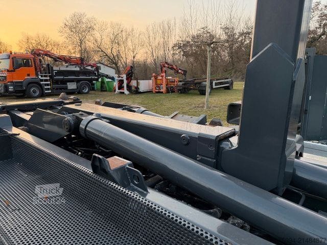 Haakarm vrachtwagen DAF CF 75.250 Abrollkipper KRAN FUNK