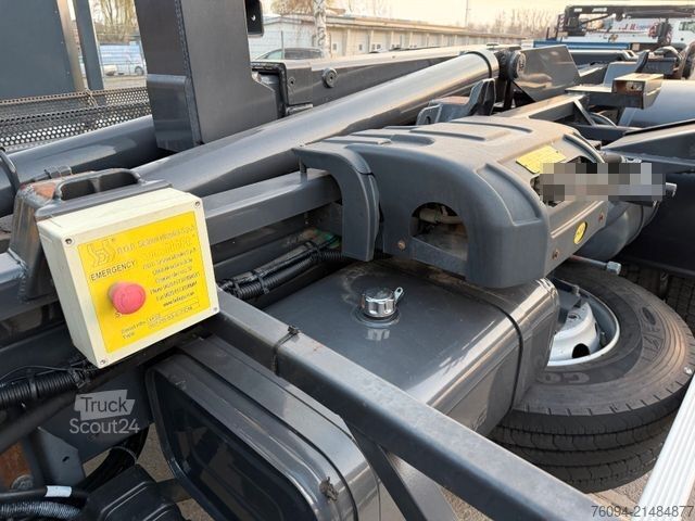 Haakarm vrachtwagen DAF CF 75.250 Abrollkipper KRAN FUNK