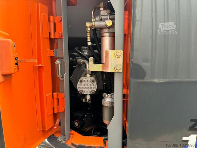 гусеничний екскаватор Hitachi ZX135US