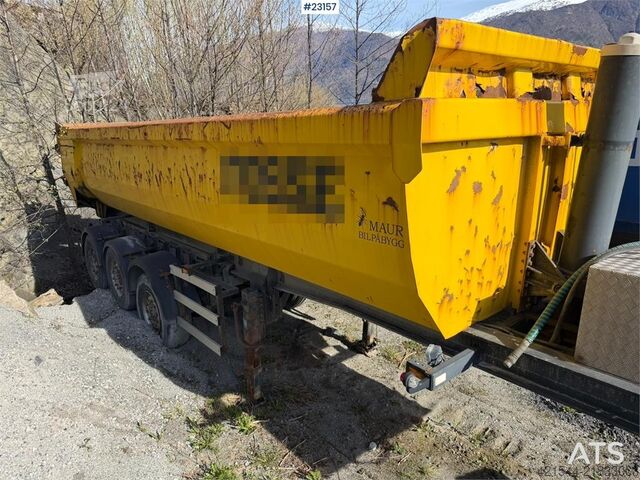 Maur Bilpåbygg 3-assige kipperoplegger te koop als reparatieobject Maur Bilpåbygg 3-axle tipping semi-trailer for sale as a repair o