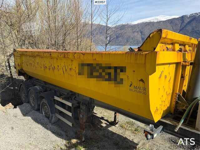 Maur Bilpåbygg 3-assige kipperoplegger te koop als reparatieobject Maur Bilpåbygg 3-axle tipping semi-trailer for sale as a repair o