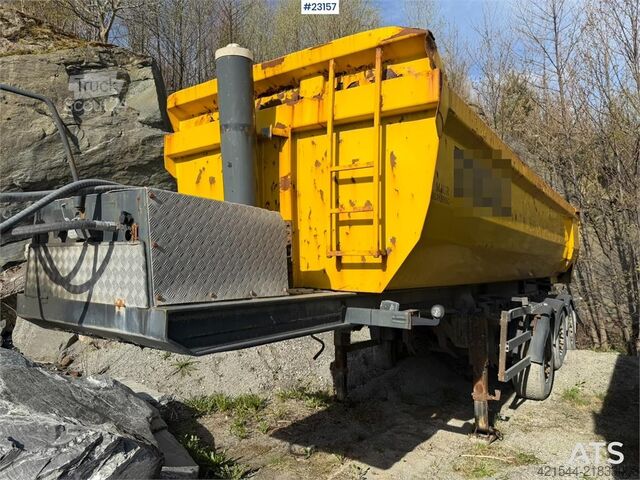 Maur Bilpåbygg 3-assige kipperoplegger te koop als reparatieobject Maur Bilpåbygg 3-axle tipping semi-trailer for sale as a repair o