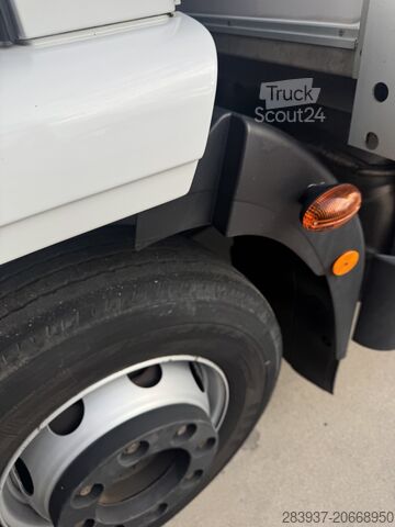 Sunkvežimis su bortine platforma ir tentu Iveco 140E280