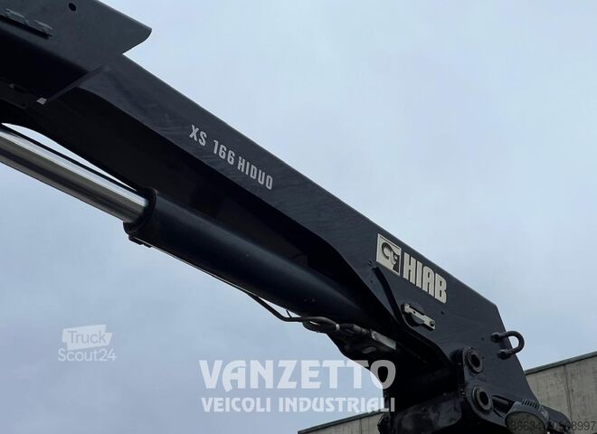Plateau avec grue et rampes MAN TGS 35.360