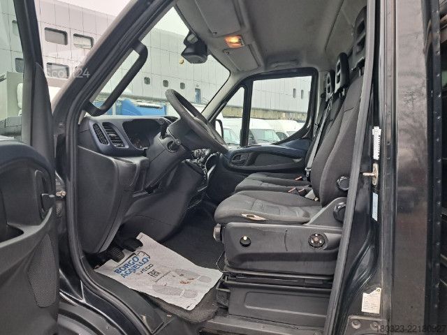 Ponyvával szerelt furgon IVECO 60C18