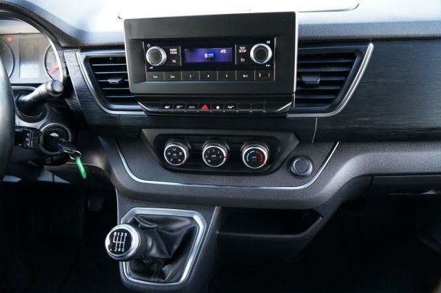 Minibus RENAULT TRAFIC III / BUS / 9 MIEJSC / PIERWSZY W?A?CICIE