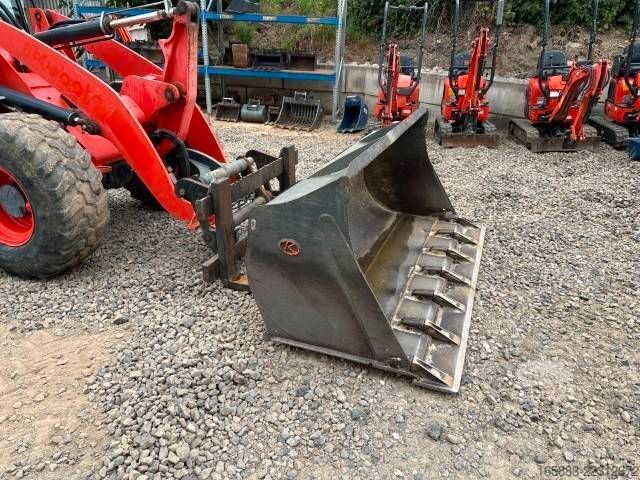 Chargeuse sur pneus KUBOTA R 085 Radlader 29.500 EUR