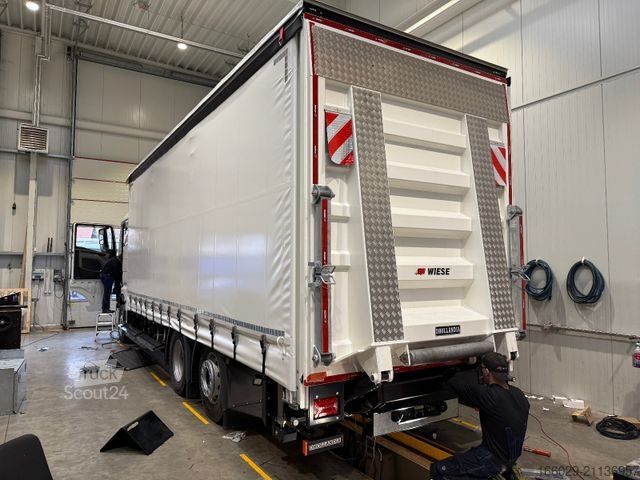 Autocarro con pianale e telone MAN 26.440 6x2 mit Schwerlast-Ladebordwand Rampe