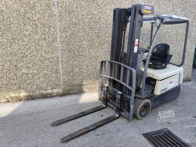 Фронтальний навантажувач вилковий Crown SC4240-1.8