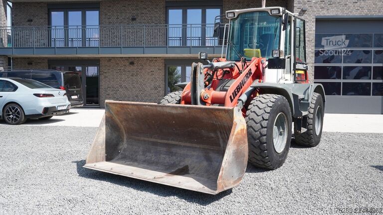 Погрузчик с колёсным шасси LIEBHERR L514 Radlader 10.500 Kg
