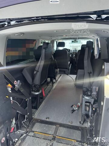 Minibuss VW Caravelle – 7 seats with wheelchair lift