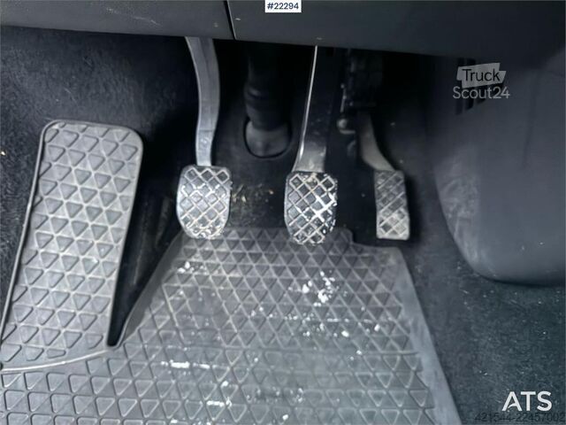 Minibuss VW Caravelle – 7 seats with wheelchair lift