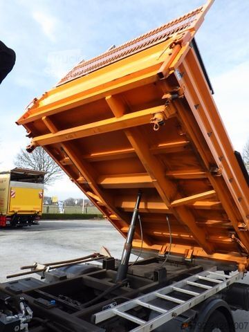 Furgón volquete trilateral IVECO 70 C 18 DoKa/Kipper/Palfinger Kran/Greifer/2xAHK