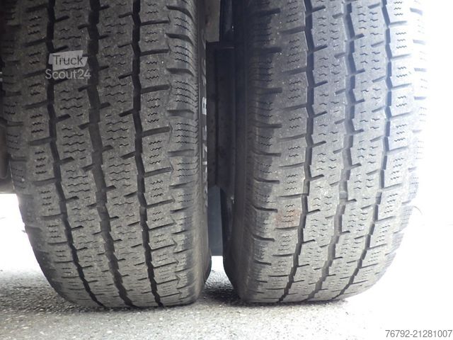 Furgón volquete trilateral IVECO 70 C 18 DoKa/Kipper/Palfinger Kran/Greifer/2xAHK