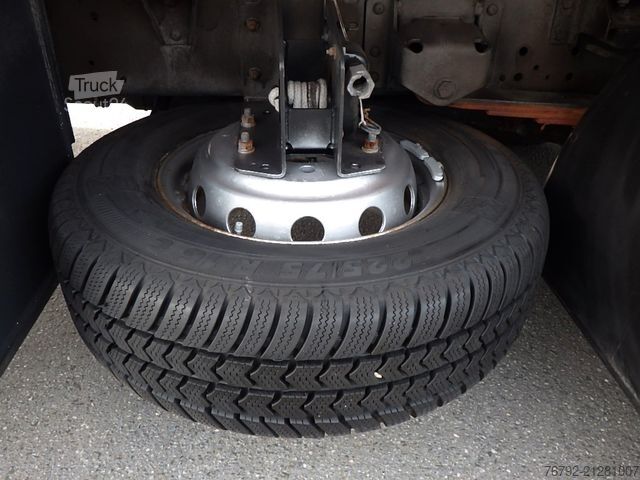 Furgón volquete trilateral IVECO 70 C 18 DoKa/Kipper/Palfinger Kran/Greifer/2xAHK