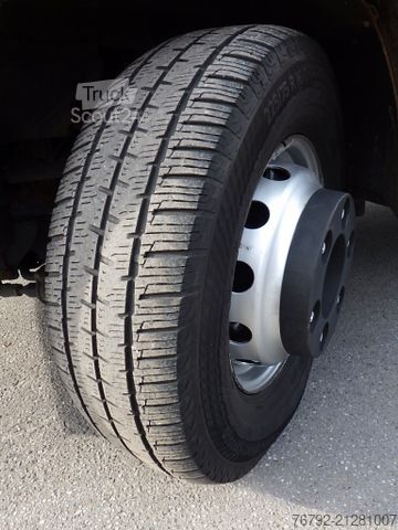 Furgón volquete trilateral IVECO 70 C 18 DoKa/Kipper/Palfinger Kran/Greifer/2xAHK