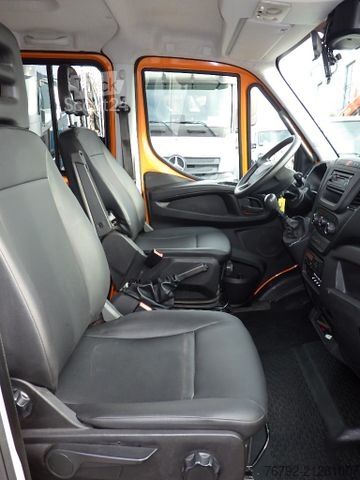 Furgón volquete trilateral IVECO 70 C 18 DoKa/Kipper/Palfinger Kran/Greifer/2xAHK