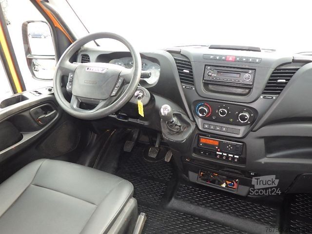 Furgón volquete IVECO 70 C 18 DoKa/Kipper/Palfinger Kran/Greifer/2xAHK