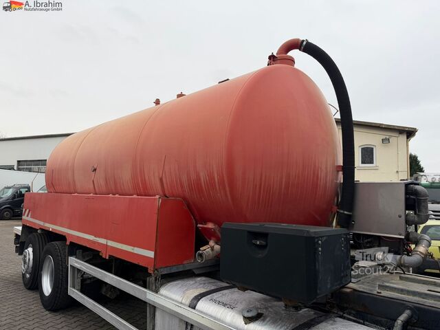 Užitkové vozidlo  19500 L mit Pumpe Mercedes Hilfsrahmen