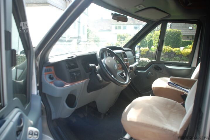 Pusiau integruotas kemperis Hymer HV 512