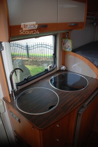 Pusiau integruotas kemperis Hymer HV 512