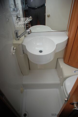 Pusiau integruotas kemperis Hymer HV 512