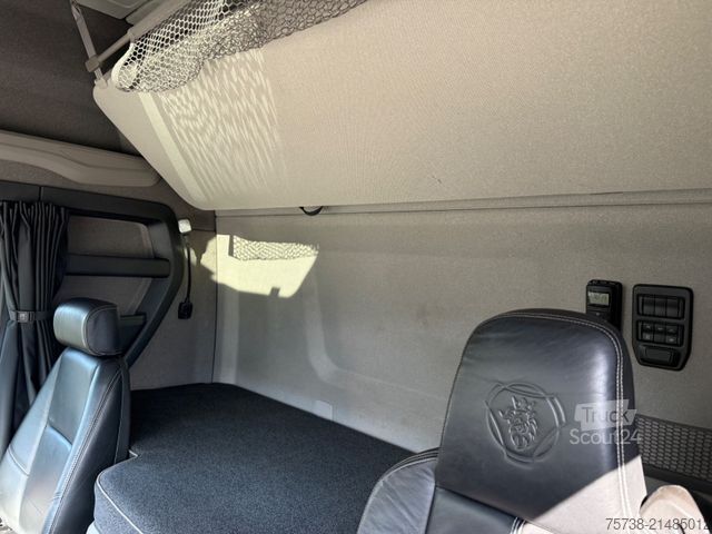 Nagy térfogatú nyergesvontató SCANIA R450 Lowliner/Leder/Hubsattelkupplung/Navi