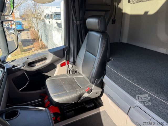 Nagy térfogatú nyergesvontató SCANIA R450 Lowliner/Leder/Hubsattelkupplung/Navi