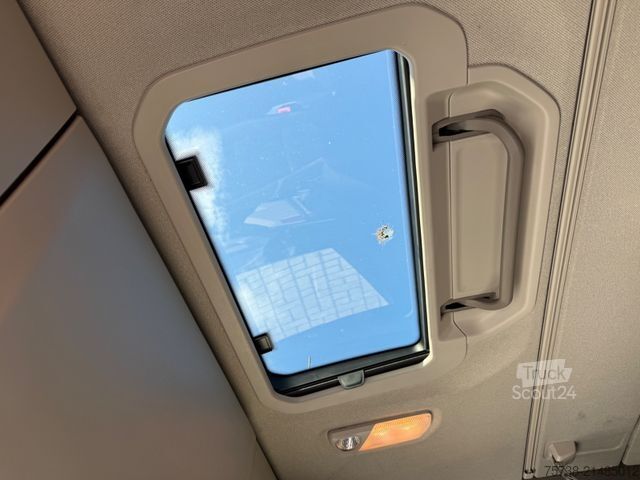 Nagy térfogatú nyergesvontató SCANIA R450 Lowliner/Leder/Hubsattelkupplung/Navi