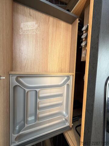 Polointegrovaný karavan KNAUS Sky Ti PLATINUM SELECTION 650 MEG Solar, Markise