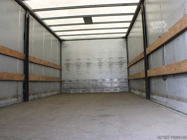 Вантажівка з платформою і тентом VOLVO FL 240, EURO 5