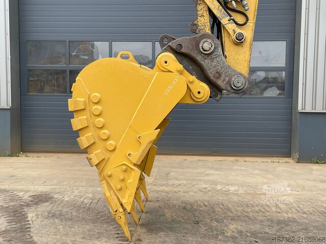 Paletli ekskavatör Caterpillar 330FLN