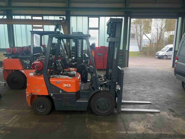 Crawler excavator DOOSAN G30G